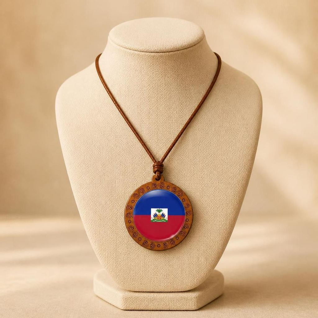 Collier pendentif drapeau haïtien en bois sculpté (Ronde)
